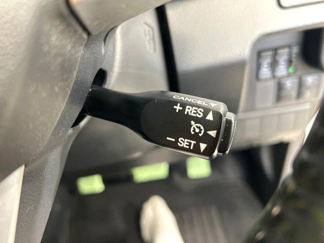 【クルーズコントロール】高速道路もラクラク走行。アクセルを離しても一定速度で走行ができ、長距離運転時の負担を軽減!加速・減速も簡単なスイッチ操作で調整できます。