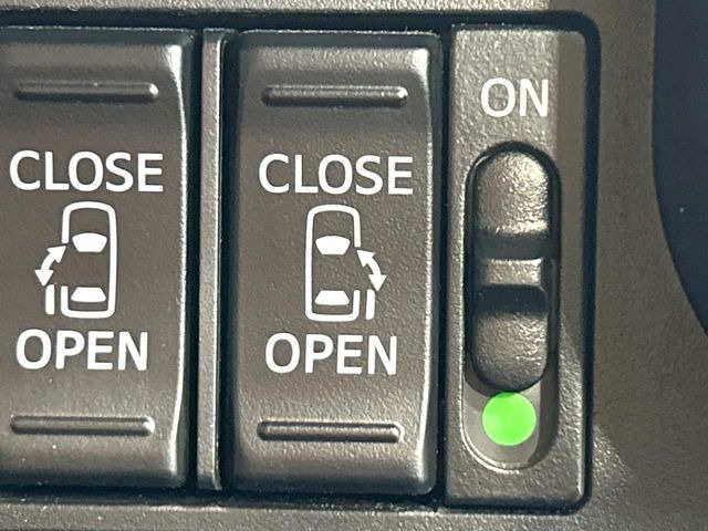 【両側パワースライドドア】スマートキーや運転席のスイッチで後席両側スライドドアの開閉が可能♪電動だから力を入れてドアを開ける必要が無く、小さなお子様でも簡単に開け閉めでき快適です♪