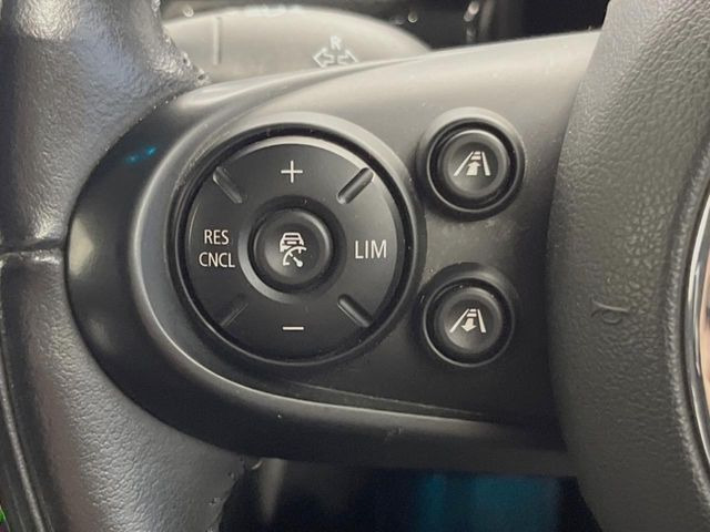 ●レーダークルーズコントロール:前の車との車間距離を一定にとりつつ、一定速度で自動走行してくれる次世代のクルーズコントロール!主に高速道路や自動車専用道路で使用する便利な機能です!