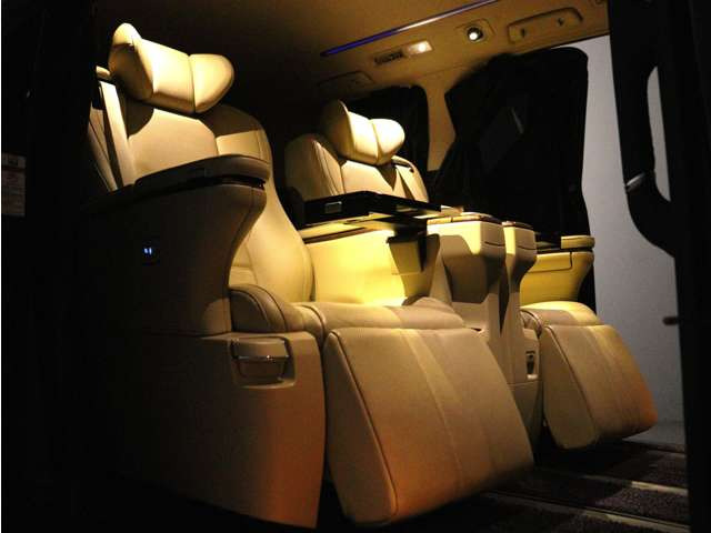 (☆プレミアムナッパ本革シート☆)なめらかでしっとりとした本革シート♪快適な温冷風シート機能、専用の読書灯、電動リクライニング、電動オットマン、格納テーブルと最上級グレード装備!