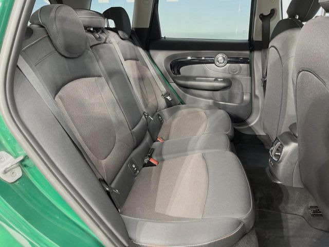 ●後部座席も気になるようなキズ・汚れやへたり等、大きなダメージはなく、良好な状態です。