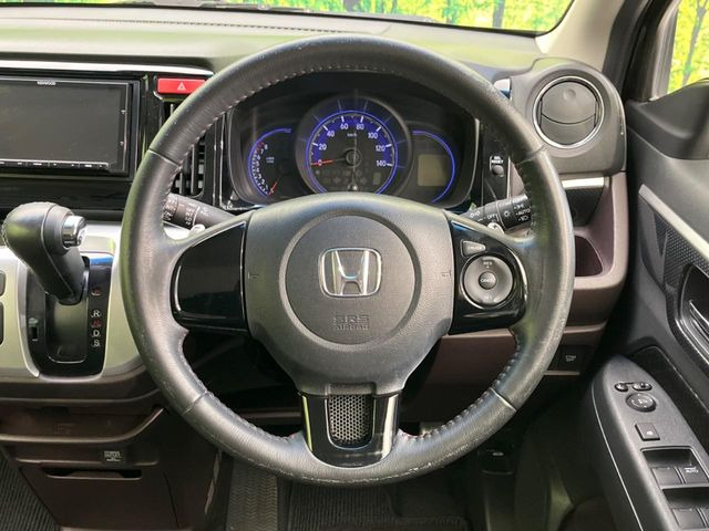 【ステアリングスイッチ】運転中、前方から目線をそらすことなく、オーディオ等の操作が可能な便利機能!安心&快適なドライブを演出してくれます♪