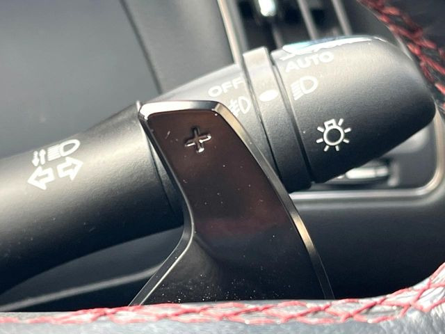 【パドルシフト】ハンドルから手を離さずに素早くシフトアップ&ダウンができるので、エンジンブレーキを使う下り坂や高速道路の合流で加速したい場面で役立ちます。