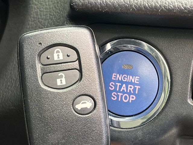 【アクセスキー&プッシュスタート】カバンやポケットに入れたままでもドアの施錠・解錠が可能なスマートキーを装備。エンジンのオン・オフ時もカギを取り出す必要が無く、ボタンをプッシュするだけでOK♪