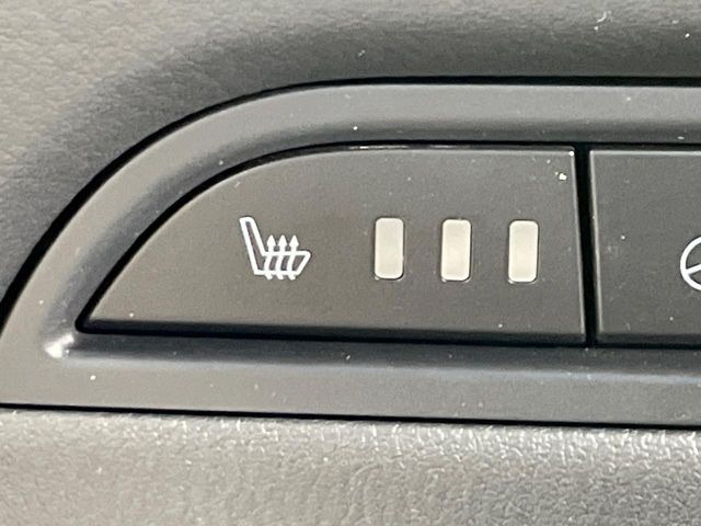 【シートヒーター】寒い日に重宝するシートヒーター!エアコンより早く温まってくれるので寒がりの人も安心ですね♪エアコンの温風は乾燥するから苦手、という方にもをおすすめです。