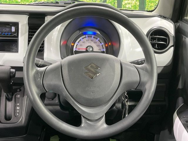 �C���e���A�ɍ��킹���f�U�C���̃X�e�A�����O�́A�^�]�������̂��Ƃ��l���A�^�]���₷���`��A�傫���ł��B�����x�A���ۂɐG���Ă��m���߂��������B