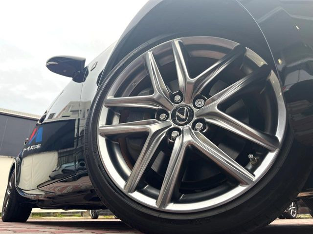 �y����18�C���`�A���~�z�C�[���z�O�ςɃ}�b�`���������A���~�z�C�[���𑕒����Ă���܂��B�e��ЊO�A���~�z�C�[����A�X�^�b�h���X�^�C�����戵�����Ă���܂��B���񂲑��k����������