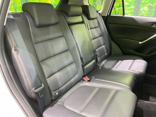 【黒革シート】上質な本革を使用し、高級感あふれる黒革シート。常に体に触れる部分だから、座り心地の良さにはこだわりたいですね♪汚れの付着や劣化を抑制する内装コーティング施工もおススメですよ♪