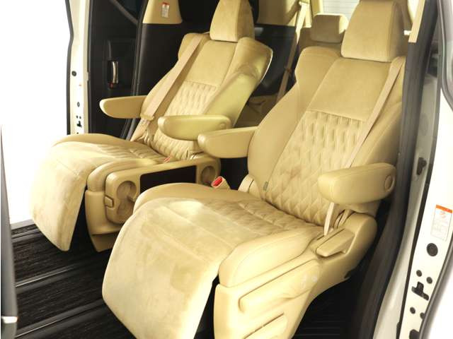 【オットマン付きセカンドシート】最大800mmのロングスライドシートとオットマン機能により足を楽々伸ばす事が可能です!また、ひじ掛けもありますので、快適なドライブをお楽しみいただけます!