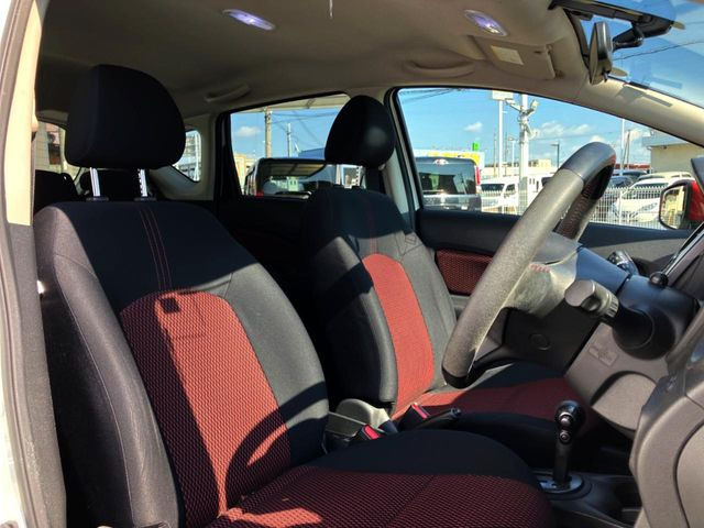 運転席シート廻りは使用感も少なく、良好な状態となっています。丁寧に使われていたことがよくわかりますね。