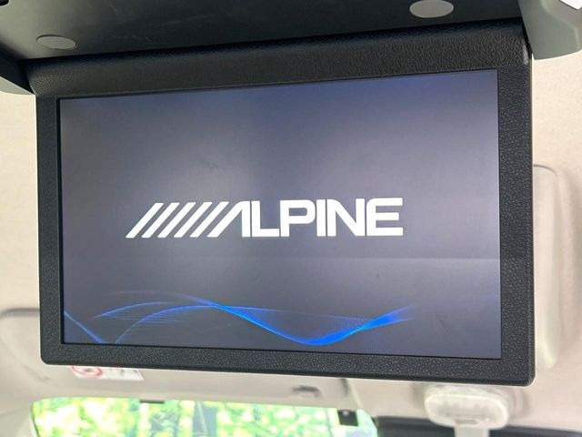 【フリップダウンモニター】大画面モニターで後席でもエンタメをお楽しみいただけます。小さなお子様にも大人気の装備です♪