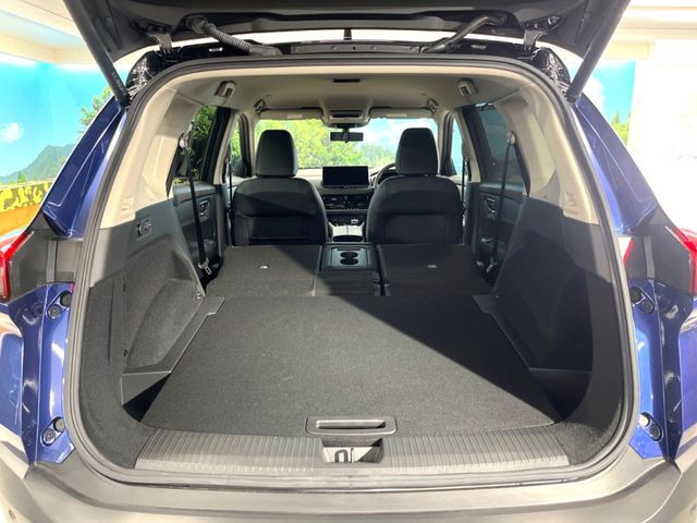 【ハンズフリーパワーバックドア】リアバンパー下部に足先を出し入れするだけでバックドアが自動で開閉♪両手が荷物でふさがっている時でもラクラク開閉操作が行えます!