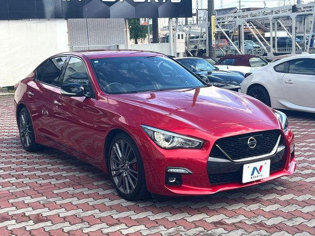 高透明度のガラス皮膜で撥水はもちろん、上質なツヤ・光沢を実現。紫外線や酸性雨から大切な愛車を保護し、色あせ・劣化を防止。「弾スプラッシュコート」、「弾プリミッサコート」からお選びいただけます。