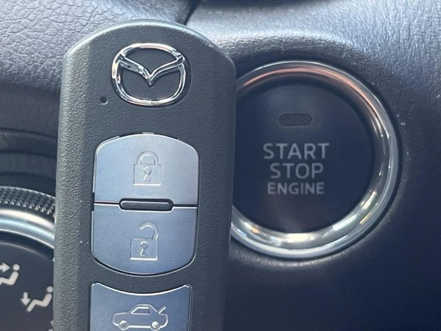 【アドバンストキー】カバンやポケットに入れたままでもドアの施錠・解錠が可能なスマートキーを装備。エンジンのオン・オフ時もカギを取り出す必要が無いからとっても便利です♪