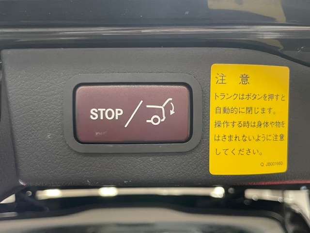 【屋内展示場完備】雨が降っても風が吹いても、暑くても寒くてもゆっくりお車をご覧いただけます⇒