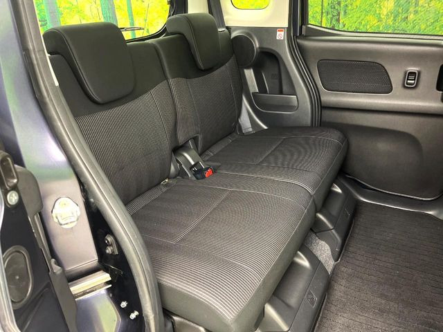 後部座席も気になるようなキズ・汚れやへたり等、大きなダメージはなく、良好な状態です。