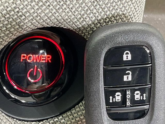 【Hondaスマートキー】カバンやポケットに入れたままでもドアの施錠・解錠が可能なスマートキーを装備。エンジンのオン・オフ時もカギを取り出す必要が無いからとっても便利です♪