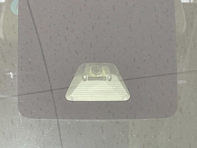 【スマートアシスト】走行中に前方の車両等を認識し、衝突しそうな時は警報とブレーキで衝突回避と被害軽減をアシスト。より安全にドライブをお楽しみいただけます。