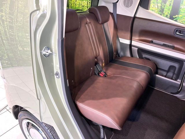 広々とした2列目シートは居住性が高く、居心地も快適!友達や家族とのお出かけにぴったりです。ベビーシートやチャイルドシート使用時も快適にお過ごしいただける十分な空間を確保しています。