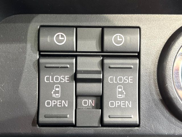 【両側パワースライドドア】スマートキーや運転席のスイッチで後席両側スライドドアの開閉が可能♪電動だから力を入れてドアを開ける必要が無く、小さなお子様でも簡単に開け閉めでき快適です♪