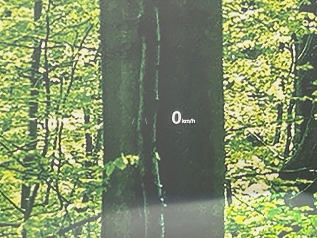 【ヘッドアップディスプレイ】現在の速度や走行情報をデジタル表示で運転席前方のガラスに投影!運転中、目線をずらさず必要な情報を確認できるのでとっても便利で安心!