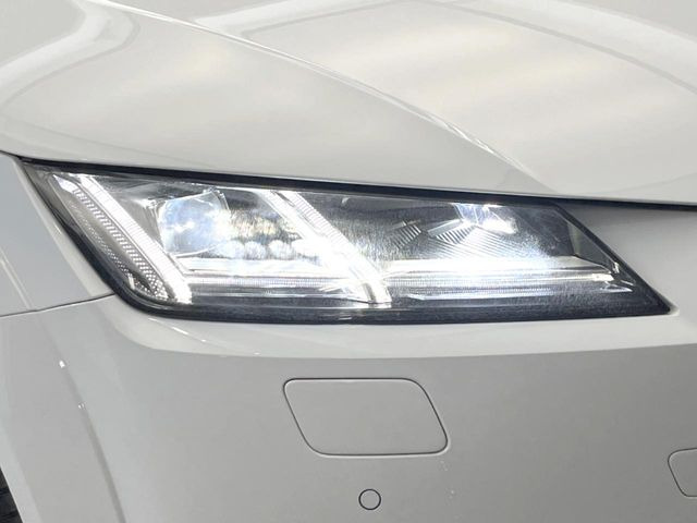 ●LEDハイビームが多数独立で存在し、ハイビーム時に対向車や前方を走る車の部分をロービームに切り替えが可能!!シーケンシャルウインカーも装備!!