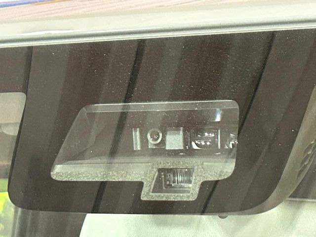 【スズキ セーフティサポート】走行中に前方の車両等を認識し、衝突しそうな時は警報とブレーキで衝突回避と被害軽減をアシスト。より安全にドライブをお楽しみいただけます。