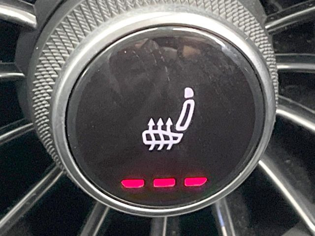 ●フロントシートヒーティング:運転席・助手席共に三段階で調節が可能なシートヒーターを装備しております。季節を問わず快適にご使用いただけます。