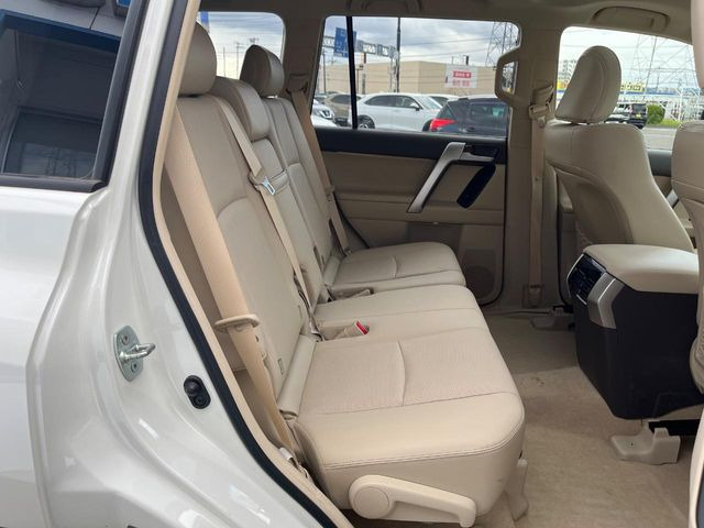 後部座席も気になるようなキズ・汚れやへたり等、大きなダメージはなく、良好な状態です。