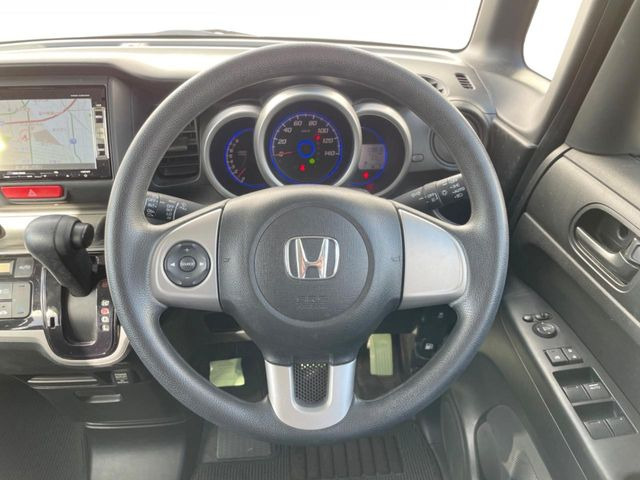 インテリアに合わせたデザインのステアリングは、運転される方のことも考え、運転しやすい形状、大きさです。是非一度、実際に触ってお確かめください。