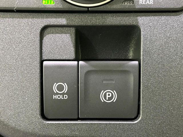 【オートブレーキホールド】信号待ちや渋滞で停車時にブレーキから足を離しても、停止状態を保持してくれます。前進するときはアクセルを踏めば自動で解除されるので安心♪街乗り運転が楽になります♪
