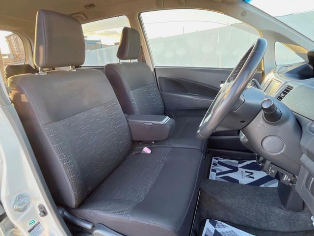 運転席シート廻りは使用感も少なく、良好な状態となっています。前オーナー様が丁寧に使っていたことがよくわかりますね。