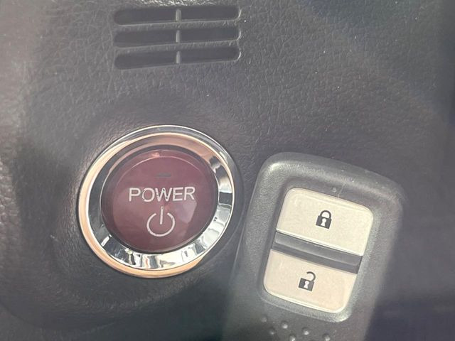 �yHonda�X�}�[�g�L�[�z�J�o����|�P�b�g�ɓ��ꂽ�܂܂ł��h�A�̎{���E�������\�ȃX�}�[�g�L�[�𑕔��B�G���W���̃I���E�I�t�����J�M�����o���K�v����������Ƃ��Ă��֗��ł���