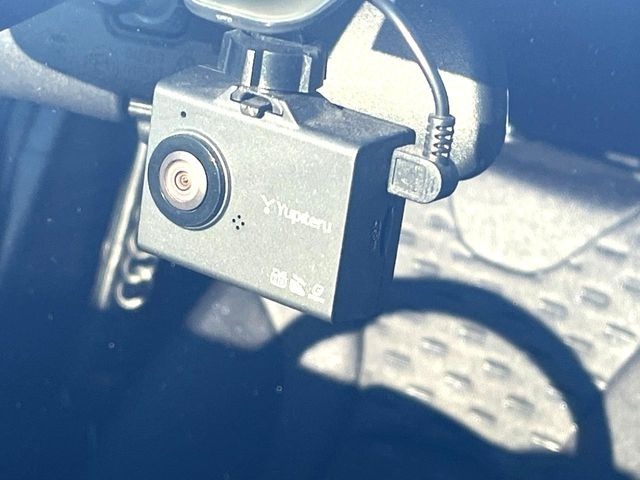 【ドライブレコーダー】安心・安全なカーライフに必須のドライブレコーダーを装備!走行中はもちろん、あおり運転や事故に遭遇した際の状況も映像で記録し、万一のリスクに備えます。