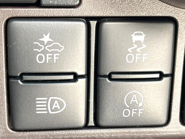 【スマートアシスト】走行中に前方の車両等を認識し、衝突しそうな時は警報とブレーキで衝突回避と被害軽減をアシスト。より安全にドライブをお楽しみいただけます。