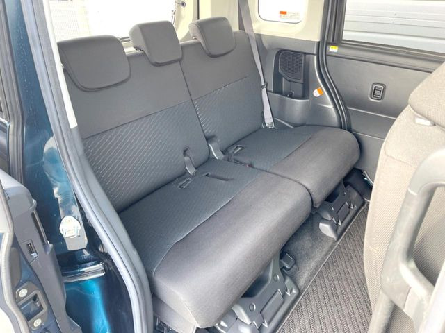 広々とした2列目シートは居住性が高く、居心地も快適!友達や家族とのお出かけにぴったりです。ベビーシートやチャイルドシート使用時も快適にお過ごしいただける十分な空間を確保しています。