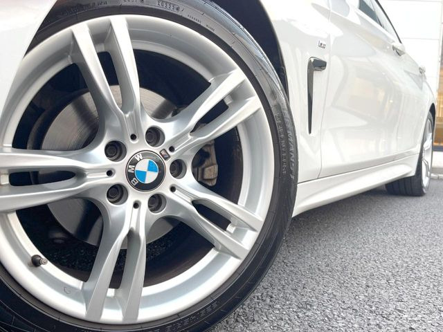 ●純正18インチアルミホイール:輸入車ならではの卓越した走りを支えるホイールと足回りです!日本車の走りに慣れている方にもぜひ体感して頂きたいほど、高いレベルでまとまっています!