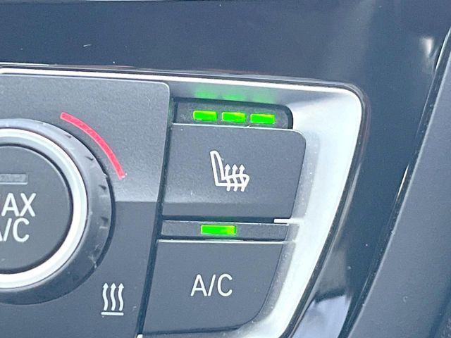 ●フロントシートヒーティング:運転席・助手席共に三段階で調節が可能なシートヒーターを装備しております。季節を問わず快適にご使用いただけます。