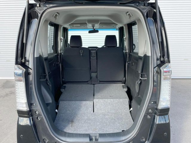 普段のお買い物や通勤、送迎等に十分な荷室スペースを確保しております。セカンドシートを倒すと、大きな荷物の積載も可能です♪