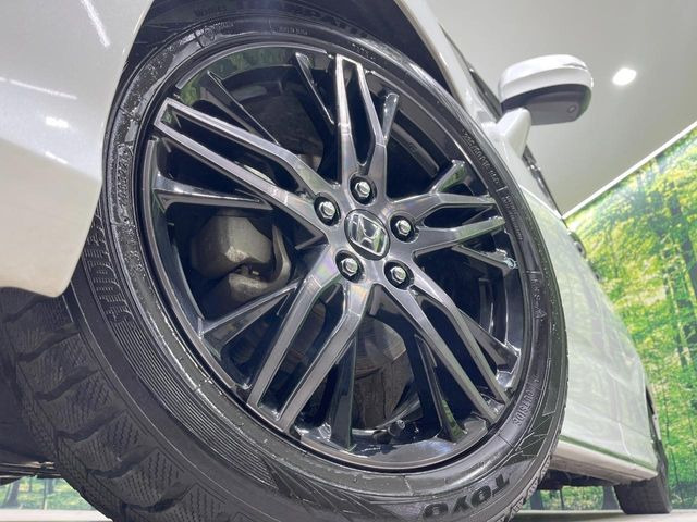 【純正18インチアルミホイール】外観にマッチした純正アルミホイールを装着しております。各種社外アルミホイールや、スタッドレスタイヤも取扱いしております。是非ご相談ください♪