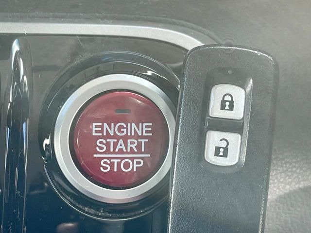 【Hondaスマートキー】カバンやポケットに入れたままでもドアの施錠・解錠が可能なスマートキーを装備。エンジンのオン・オフ時もカギを取り出す必要が無いからとっても便利です♪