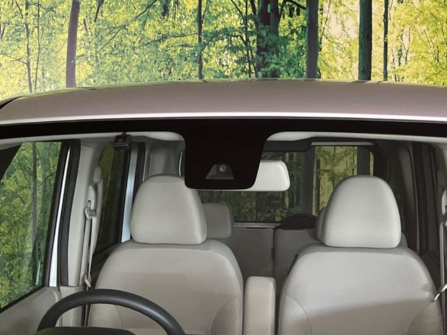 【三菱e-Assist】走行中に前方の車両等を認識し、衝突しそうな時は警報とブレーキで衝突回避と被害軽減をアシスト。より安全にドライブをお楽しみいただけます。