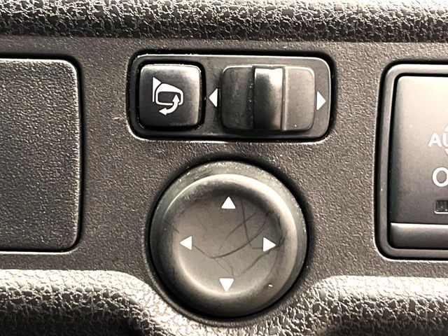 【電動格納ミラー】サイドミラーは電動格納式となっており、狭い駐車場でもキズがつくリスクを抑えられます。