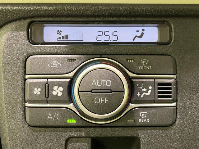 【オートエアコン】一度お好みの温度に設定すれば、車内の温度を検知し風量や温度を自動で調整。暑い…寒い…と何度もスイッチ操作をする必要はありません。快適な車内空間には必須の機能ですね♪