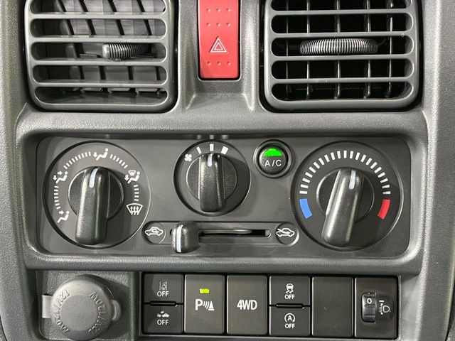 寒い冬も暑い夏も全席に快適な空調を届けてくれる、ダイヤル式エアコンを装備♪