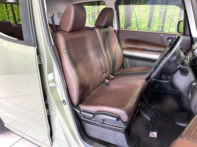 【合皮レザーシート】汚れのふき取りが容易でメンテナンスもが簡単な、機能性に優れる合成皮革を採用した上質なシートです。座り心地もよく、高級感あふれる心地良い車内空間を演出してくれます。