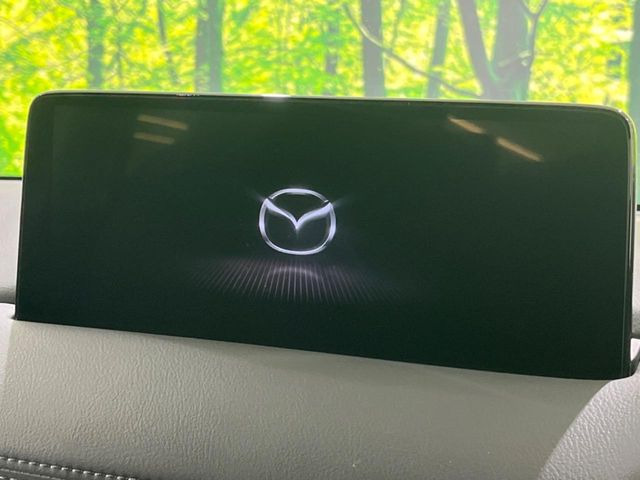 【10.25インチマツダコネクト】車内の雰囲気にマッチした大型ディスプレイ。スマホ接続でのナビ使用やBluetooth再生等、様々な機能が楽しめます。直感的なダイヤル操作が可能で、使い勝手も良好です。