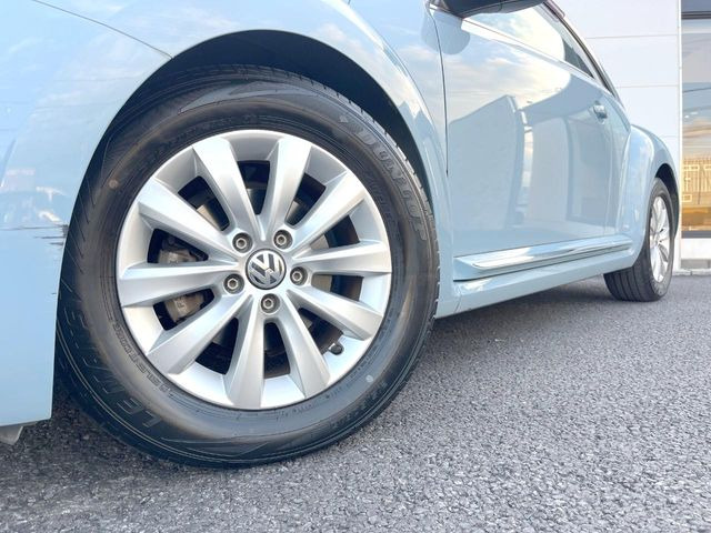 ●純正16インチアルミホイール:輸入車ならではの卓越した走りを支えるホイールと足回りです!日本車の走りに慣れている方にもぜひ体感して頂きたいほど、高いレベルでまとまっています!