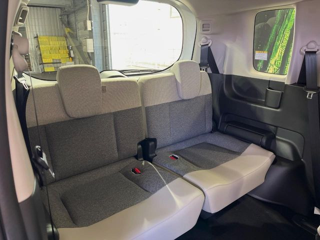 3列目シートはもちろん状態良好☆大人でもゆったりと座って頂けますので、大人数でのお出かけもラクラクです♪ご家族で、気の知れた仲間で、ドライブに行くのが楽しみですね♪