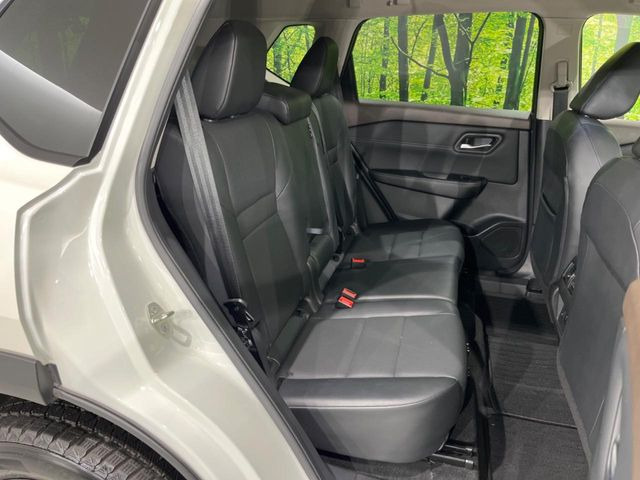 後部座席も気になるようなキズ・汚れやへたり等、大きなダメージはなく、良好な状態です。